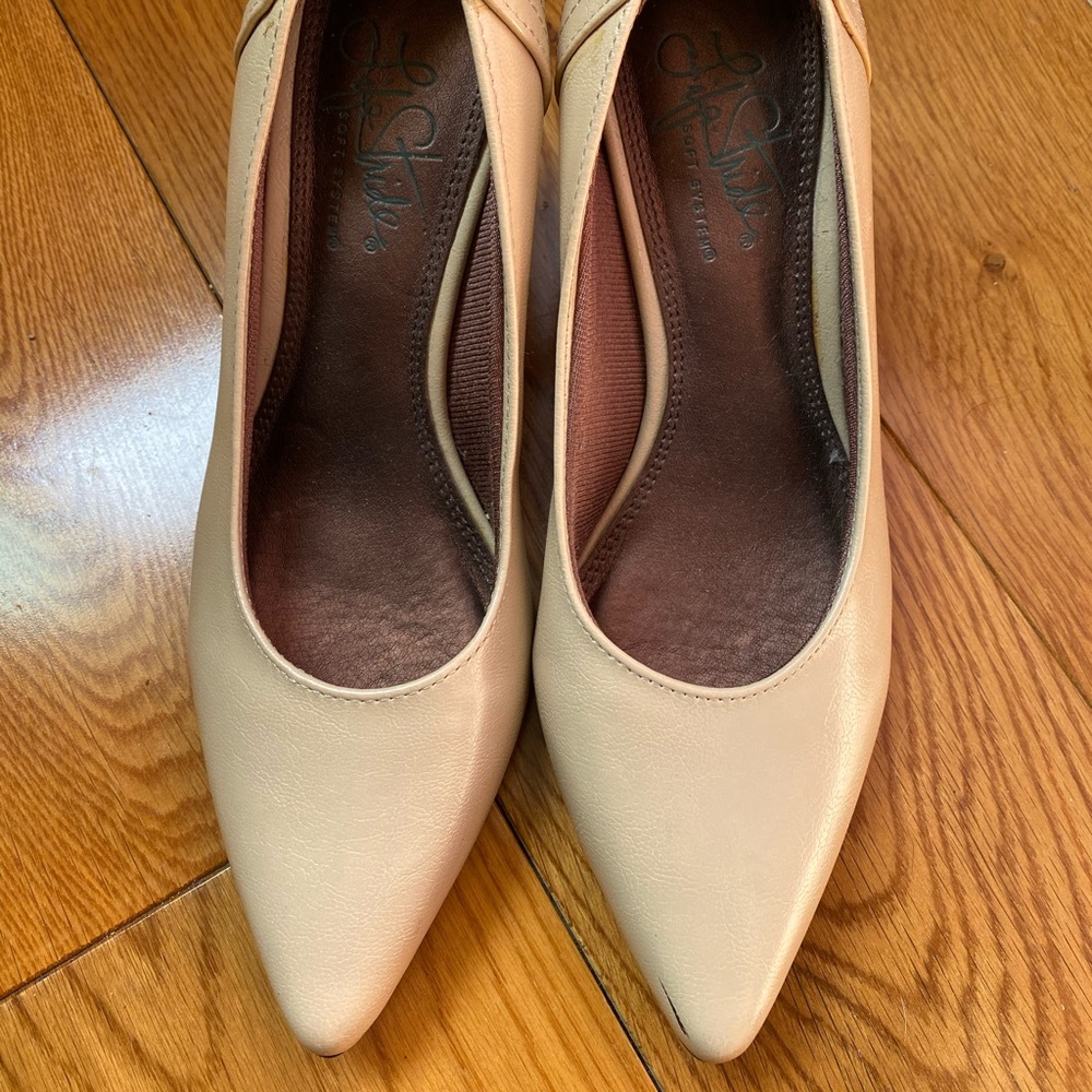 Nice heels in a beige color!